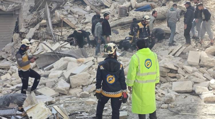 انهيار بناء سكني في حي الأشرفية بحلب وعمليات إنقاذ لانتشال عالقين