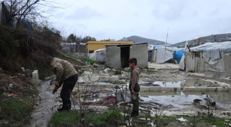 تضرر 14 مخيماً ونحو 300 عائلة جراء سيول خربة الجوز غربي إدلب