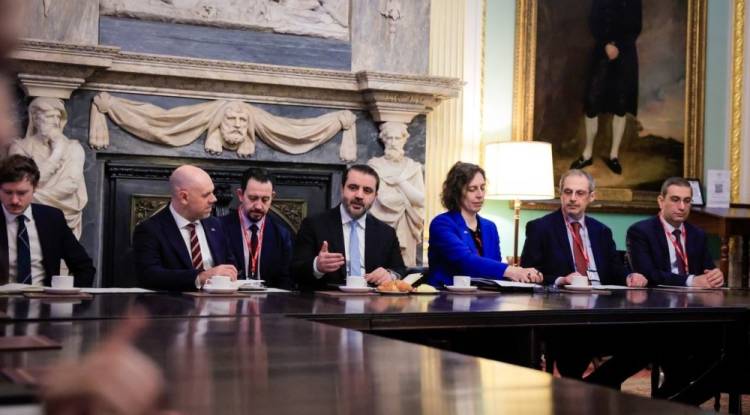 الشيباني يبحث مع رجال أعمال بريطانيين تعزيز التعاون الاقتصادي والاستثماري