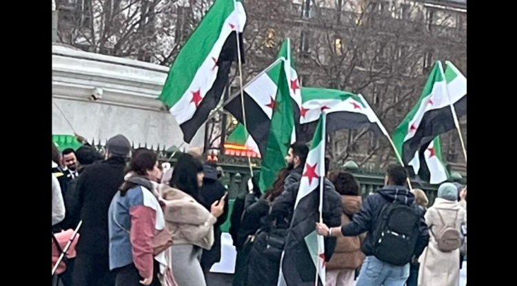 سوريون يحتفلون في ساحة الباستيل بباريس بذكرى سقوط نظام الأسد