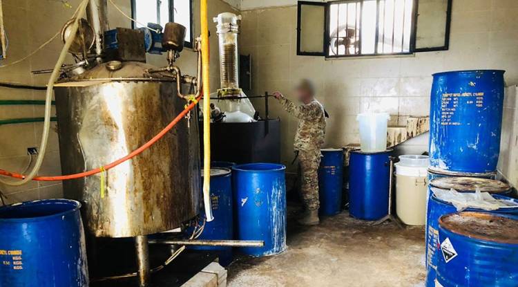 الجيش اللبناني يفكك معملا لتصنيع الحبوب المخدرة عند الحدود السورية