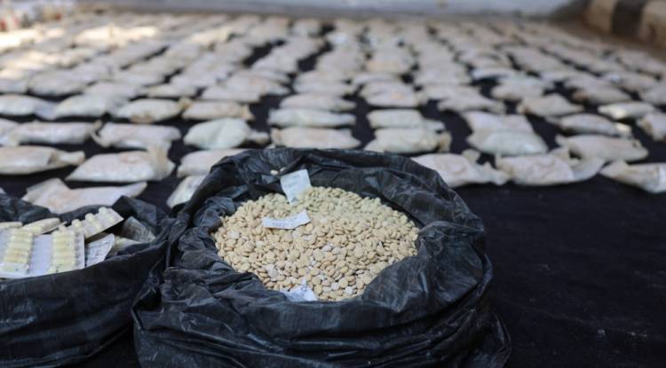 ضبط كميات كبيرة من المخدرات في عملية أمنية بالبادية السورية