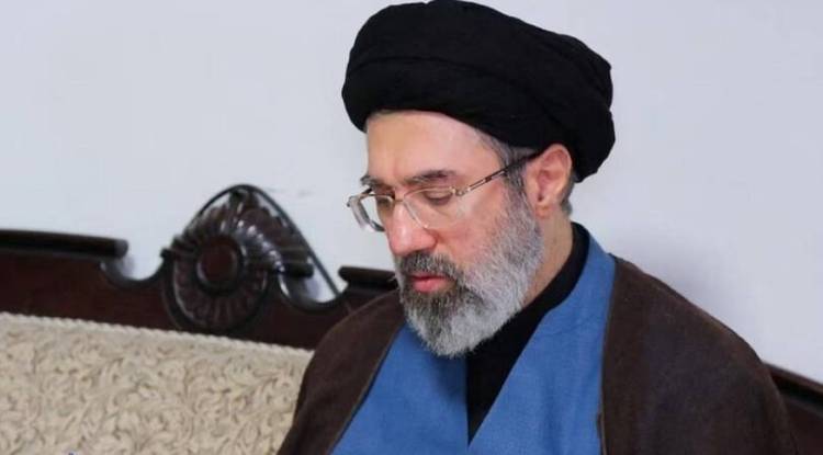 مجتبى خامنئي: يجب إبقاء مضيق هرمز مغلقا