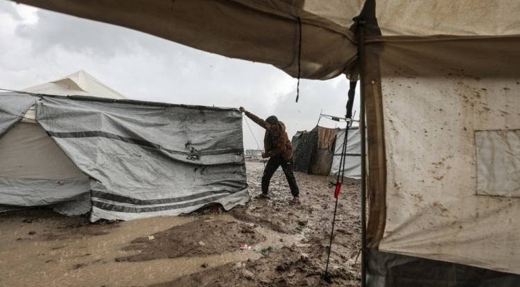 أول منخفض برمضان.. أمطار تغرق خيام نازحين بغزة وتفاقم مأساتهم