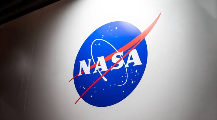 4 رواد فضاء يعودون للأرض بعد تعرض أحدهم لأزمة صحية