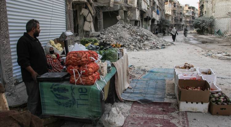 آلاف الأسر تعود إلى مخيم اليرموك بدمشق رغم الدمار ونقص الخدمات