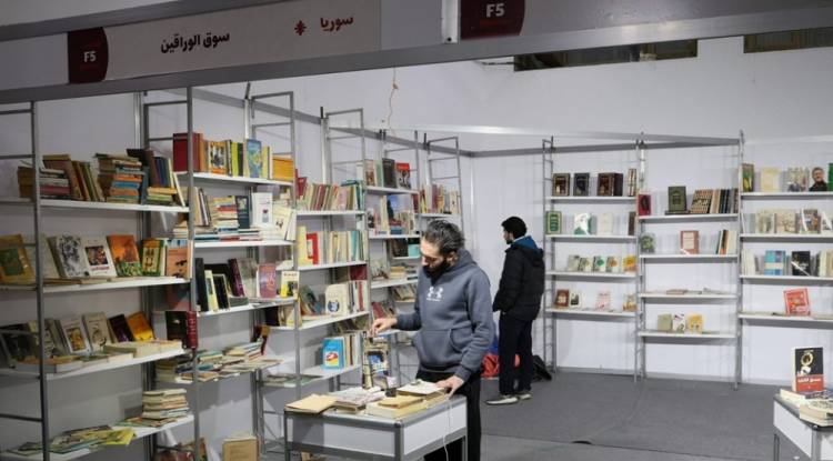 من الأرصفة إلى المعرض: اعتراف متأخر بمهنة الورّاقين