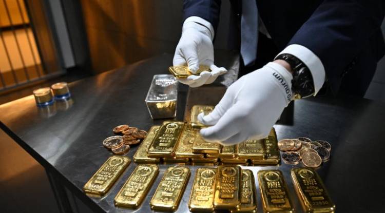 الذهب يهبط مع صعود النفط بفعل التوتر الأمريكي الإيراني