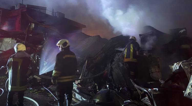 إخماد حريق مستودع في جبلة وإصابة 3 عناصر إطفاء بحالات اختناق