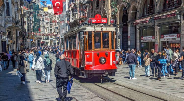 تركيا.. إيرادات السياحة تسجل أكثر من 65 مليار دولار في 2025