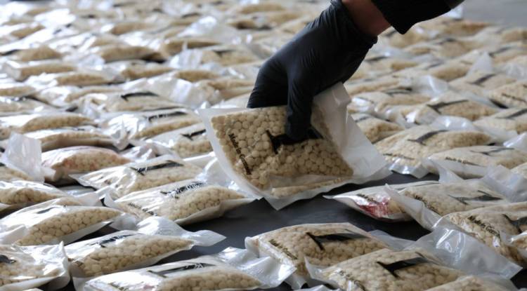 تنسيق أمني سوري-عراقي يطيح بمطلوبين دوليين ويصادر 300 ألف حبة 