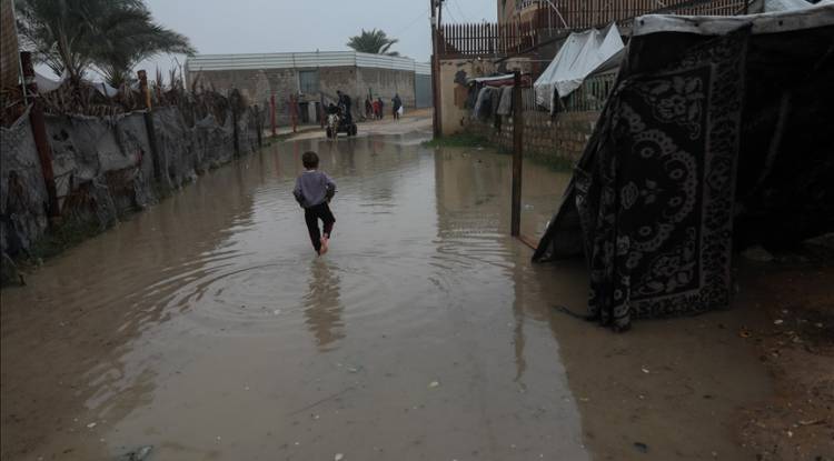 حكومة غزة: 12 ضحية جراء المنخفض وانهيار 13 مبنى وتضرر 27 ألف خيمة