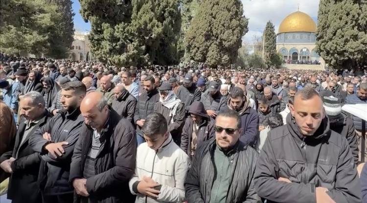 100 ألف فلسطيني يصلون بالأقصى في ثاني جمعة برمضان