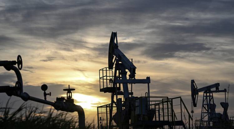 النفط يهبط لأقل من 100 دولار بعد إعلان ترامب وقف إطلاق النار