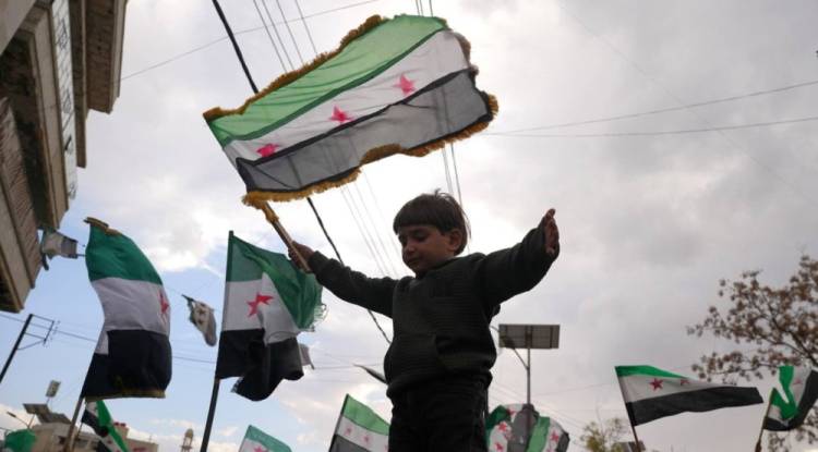 سوريا تحتفل بالذكرى الأولى لتحرير البلاد بعروض عسكرية وحشود شعبية