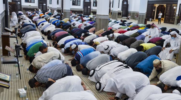 ليالي رمضان تبدأ مع صلاة التراويح في دول عربية