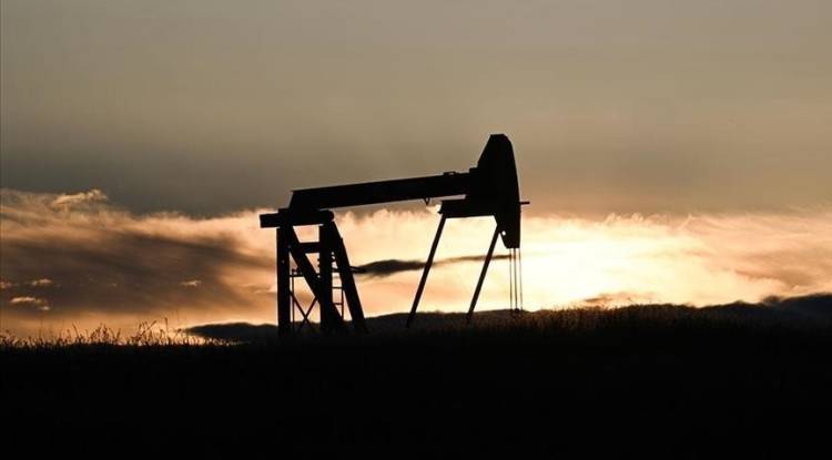 النفط يهبط أكثر من 11% بعد إعلان إيران فتح مضيق هرمز