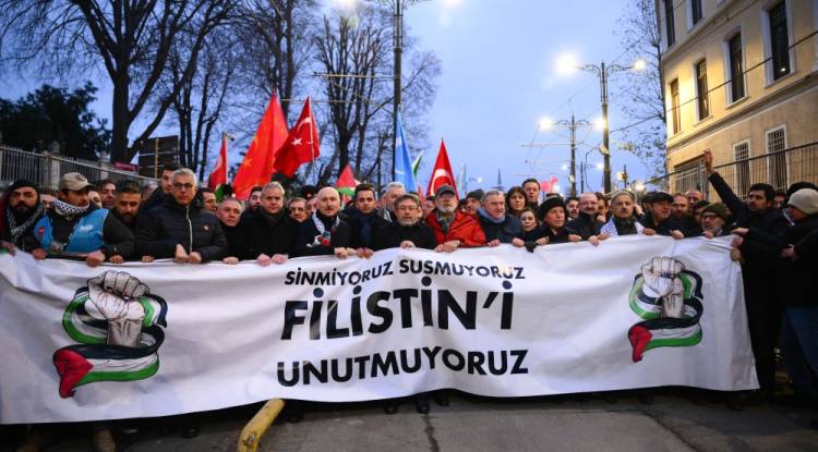 إسطنبول.. مسيرة تضامنية مع فلسطين على جسر غالاطة
