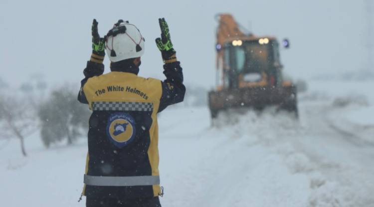 فرق الدفاع المدني تواصل فتح الطرق المغلقة جراء الثلوج والأمطار في عدة محافظات