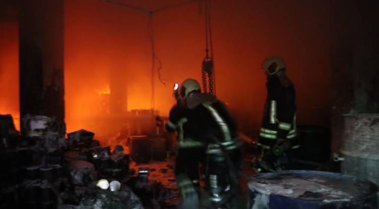 إخماد حريق في معمل للدهان بريف إدلب