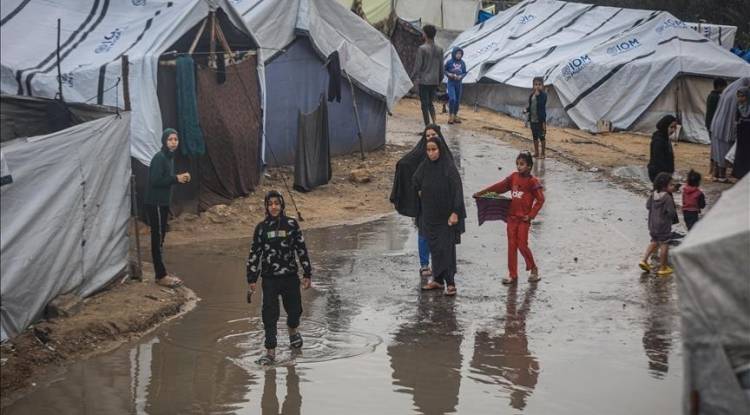 الأمطار تغرق عشرات الخيام بمواصي خان يونس وتحذير من كارثة إنسانية