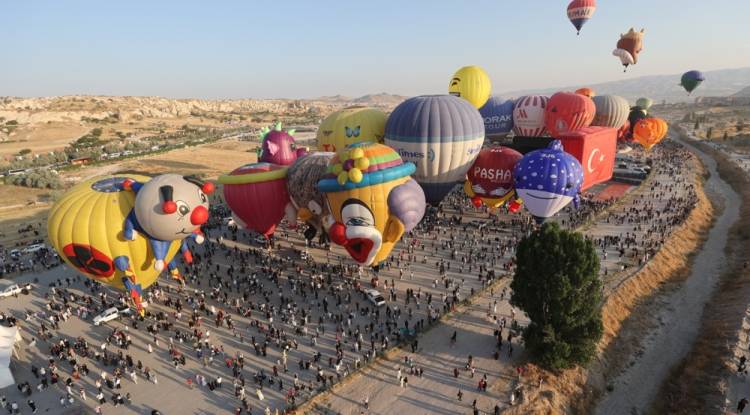 تركيا.. سماء كابادوكيا تتزين في المهرجان السابع للمناطيد
