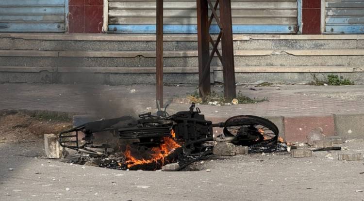 3 وفيات و60 مصابًا جراء اعتداءات فلول النظام البائد خلال احتجاجات اللاذقية