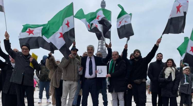 وقفات تضامنية لسوريين في باريس رفضاً للتقسيم وتنديداً بانتهاكات 