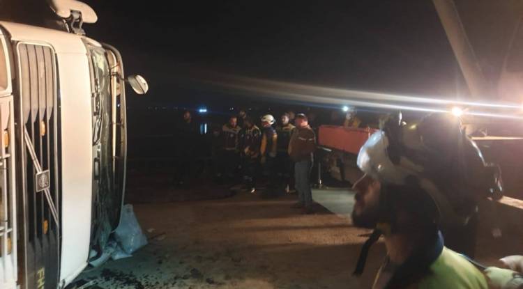 وفاة 4 مدنيين وإصابة طفل بحادث سير شرق حلب