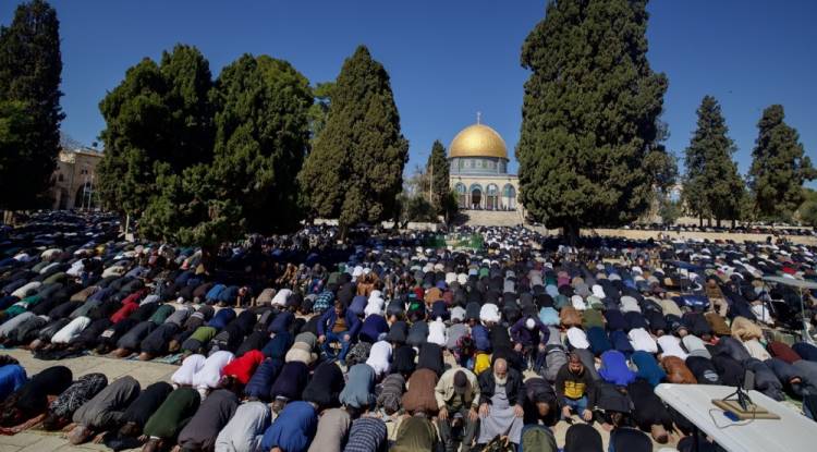 80 ألف مصلٍ يؤدون صلاة الجمعة الأولى من رمضان بالمسجد الأقصى 