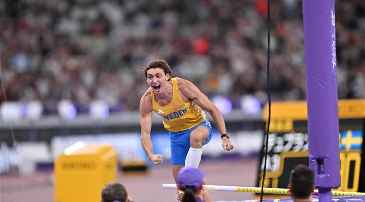 السويدي دوبلانتيس يحطم الرقم العالمي في القفز بالزانة
