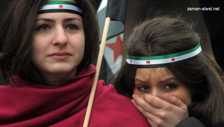 زمان الوصل - وكالات: سوريتان في مظاهرة بصربيا... دعماً للثورة السورية.