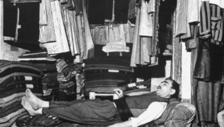 (Getty Images): بائع في أحد أسواق دمشق يأخذ قيلولة عام 1942م...