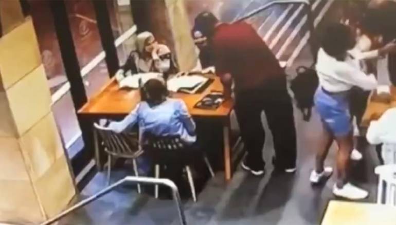 استرالي يهاجم امرأة مسلمة حاملا بطريقة وحشية