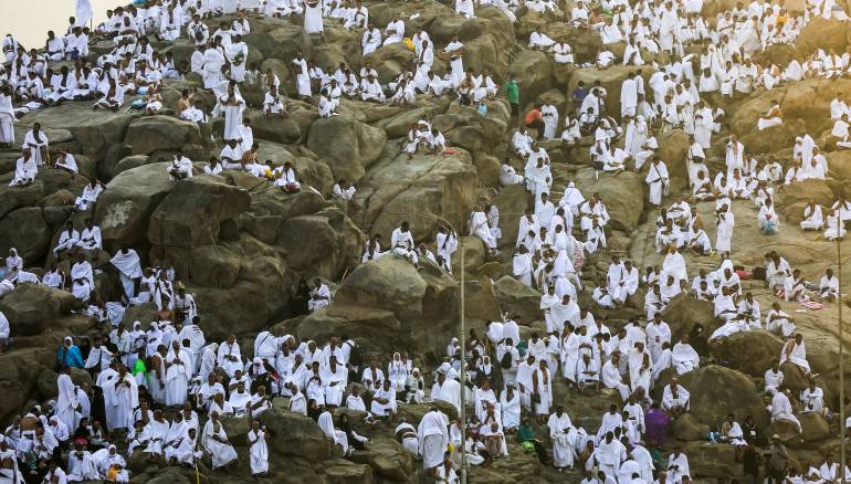 حجاج بيت الله الحرام يقفون على صعيد عرفات لأداء الركن الأعظم