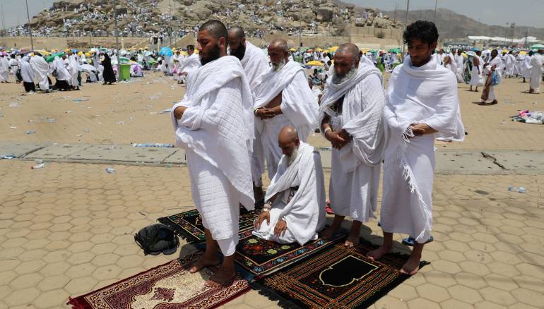 حجاج بيت الله الحرام يقفون على صعيد عرفات لأداء الركن الأعظم