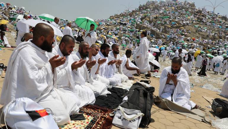 حجاج بيت الله الحرام يقفون على صعيد عرفات لأداء الركن الأعظم