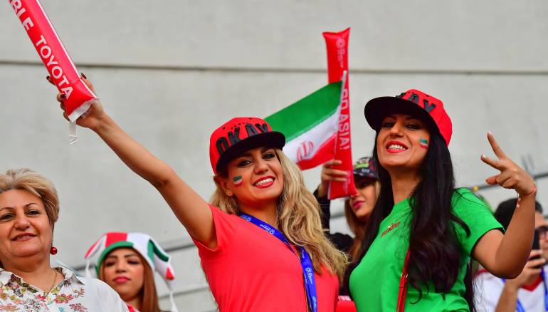 صور... المرأة الإيرانية تسرق الأضواء في كأس آسيا