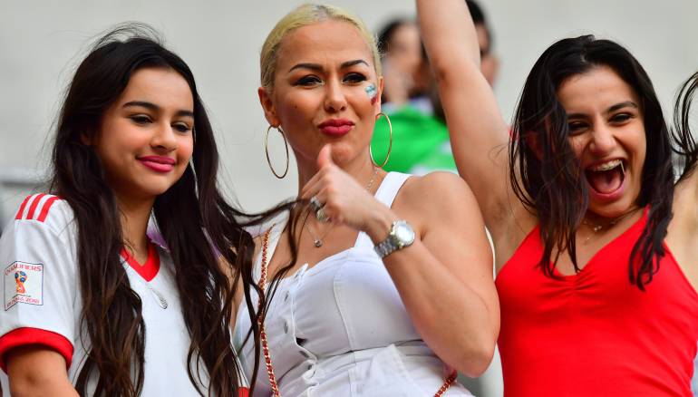صور... المرأة الإيرانية تسرق الأضواء في كأس آسيا