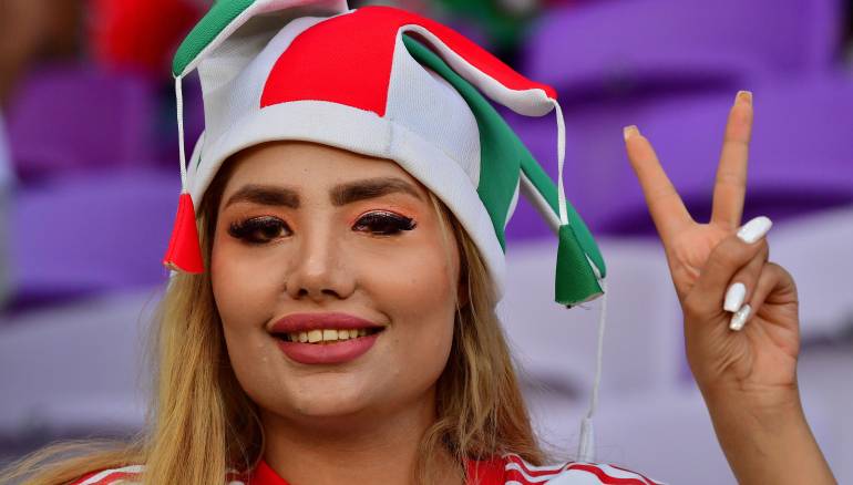 صور... المرأة الإيرانية تسرق الأضواء في كأس آسيا