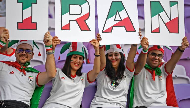 صور... المرأة الإيرانية تسرق الأضواء في كأس آسيا