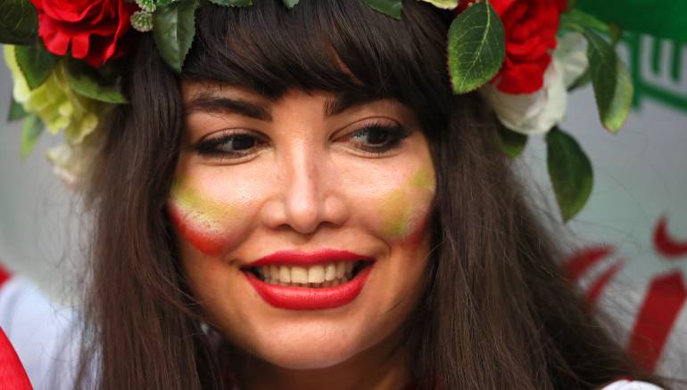 صور... المرأة الإيرانية تسرق الأضواء في كأس آسيا