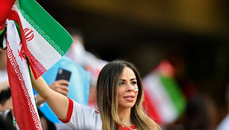 صور... المرأة الإيرانية تسرق الأضواء في كأس آسيا