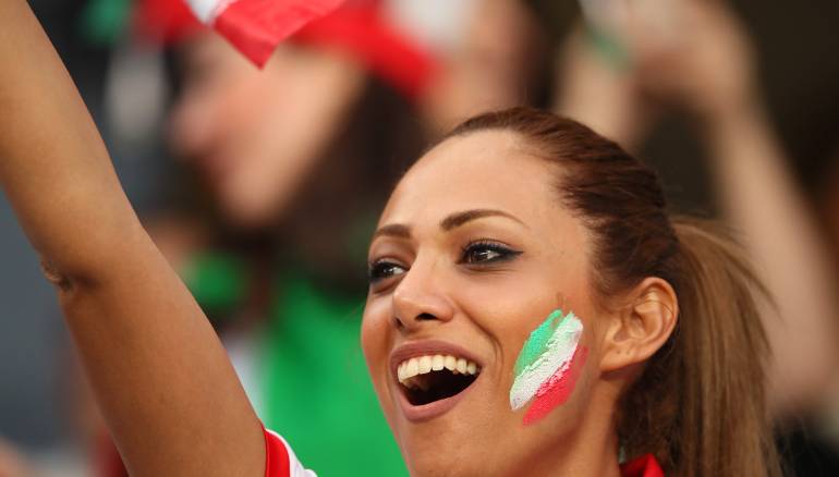 صور... المرأة الإيرانية تسرق الأضواء في كأس آسيا
