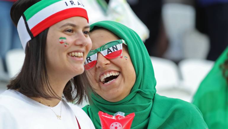 صور... المرأة الإيرانية تسرق الأضواء في كأس آسيا