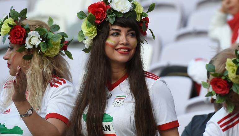 صور... المرأة الإيرانية تسرق الأضواء في كأس آسيا