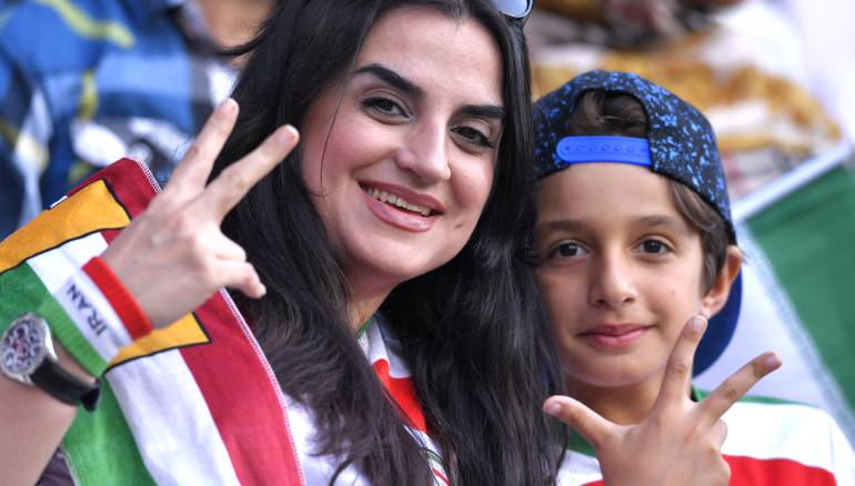 صور... المرأة الإيرانية تسرق الأضواء في كأس آسيا