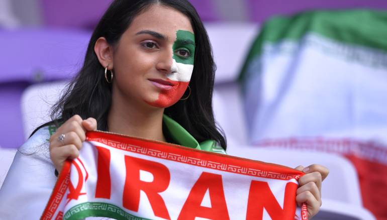 صور... المرأة الإيرانية تسرق الأضواء في كأس آسيا