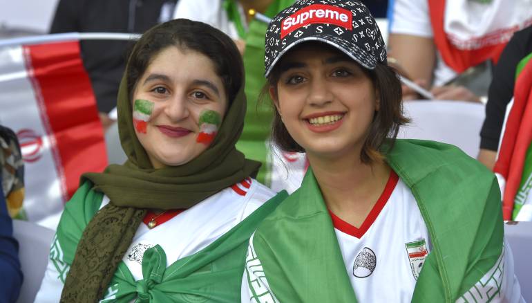 صور... المرأة الإيرانية تسرق الأضواء في كأس آسيا