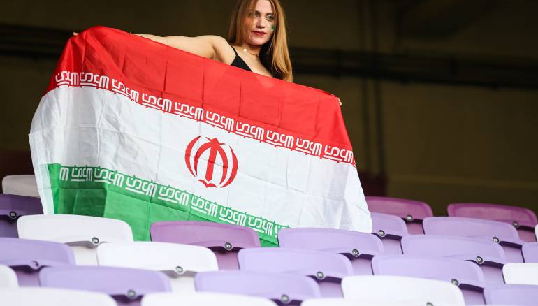 صور... المرأة الإيرانية تسرق الأضواء في كأس آسيا